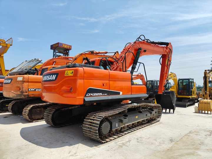 Used Excavator Doosan DX225LC with Good Condition and Low Hours - Lánctalpas kotró: 4 kép. Used Excavator Doosan DX225LC with Good Condition and Low Hours - Lánctalpas kotró: 4 kép.