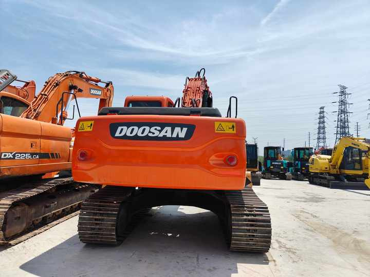 Used Excavator Doosan DX225LC with Good Condition and Low Hours - Lánctalpas kotró: 3 kép. Used Excavator Doosan DX225LC with Good Condition and Low Hours - Lánctalpas kotró: 3 kép.