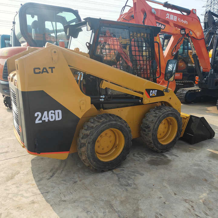 Used Front Loader Tractor CAT 246D Skid Steer Loader / Used Cat 226B 246C 246d Mini Skid Steer Loader in Stock - Mini homlokrakodó: 1 kép. Used Front Loader Tractor CAT 246D Skid Steer Loader / Used Cat 226B 246C 246d Mini Skid Steer Loader in Stock - Mini homlokrakodó: 1 kép.