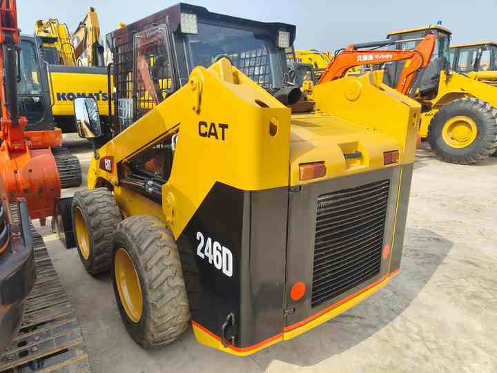 Used Front Loader Tractor CAT 246D Skid Steer Loader / Used Cat 226B 246C 246d Mini Skid Steer Loader in Stock - Mini homlokrakodó: 5 kép. Used Front Loader Tractor CAT 246D Skid Steer Loader / Used Cat 226B 246C 246d Mini Skid Steer Loader in Stock - Mini homlokrakodó: 5 kép.