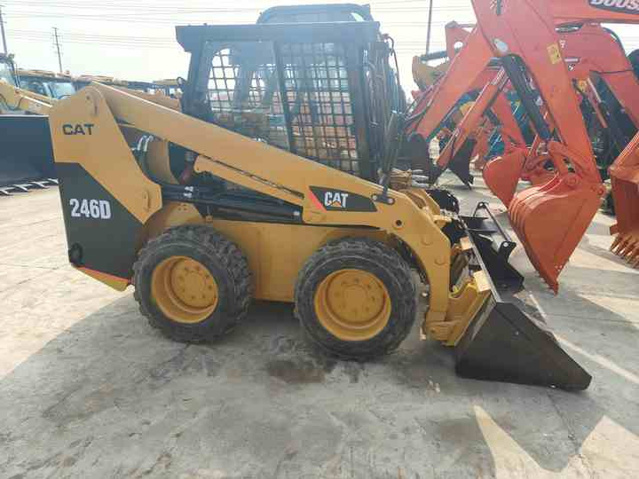Used Front Loader Tractor CAT 246D Skid Steer Loader / Used Cat 226B 246C 246d Mini Skid Steer Loader in Stock - Mini homlokrakodó: 2 kép. Used Front Loader Tractor CAT 246D Skid Steer Loader / Used Cat 226B 246C 246d Mini Skid Steer Loader in Stock - Mini homlokrakodó: 2 kép.