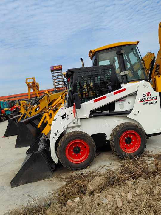 Used Imported Machine bobcat S18 Skid Steer Loader for Sale bobcat S16 S17 S18 in Stock - Mini homlokrakodó: 2 kép. Used Imported Machine bobcat S18 Skid Steer Loader for Sale bobcat S16 S17 S18 in Stock - Mini homlokrakodó: 2 kép.
