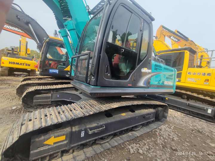Used Japan Brand Kobelco SK260-8 Hydraulic Digger High Quality Kobelco Sk200 260 Crawler Excavator in Stock on Sale - Kotrógép: 2 kép. Used Japan Brand Kobelco SK260-8 Hydraulic Digger High Quality Kobelco Sk200 260 Crawler Excavator in Stock on Sale - Kotrógép: 2 kép.