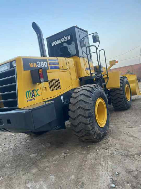 Used Komatsu WA380-3 Front Loader in Very Good Condition Strong Power komatsu 380 Wheel Loader Low Price Hot Sale - Gumikerekes homlokrakodó: 5 kép. Used Komatsu WA380-3 Front Loader in Very Good Condition Strong Power komatsu 380 Wheel Loader Low Price Hot Sale - Gumikerekes homlokrakodó: 5 kép.
