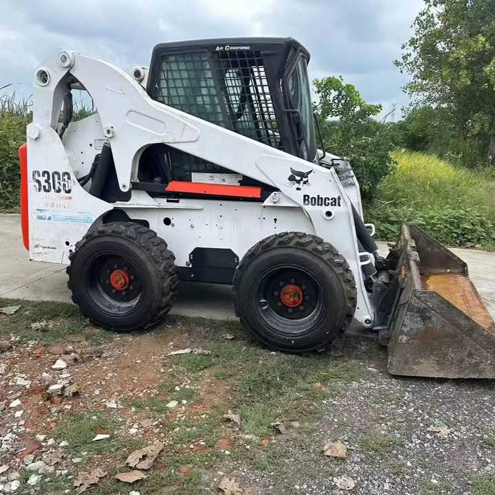 Very Good Machine Used Skid Wheel Loader Bobcat S300 for Sale - Mini homlokrakodó: 1 kép. Very Good Machine Used Skid Wheel Loader Bobcat S300 for Sale - Mini homlokrakodó: 1 kép.