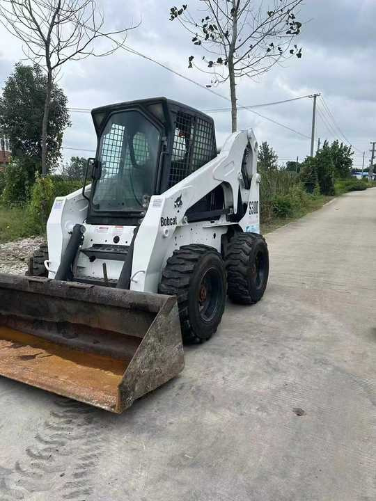 Very Good Machine Used Skid Wheel Loader Bobcat S300 for Sale - Mini homlokrakodó: 4 kép. Very Good Machine Used Skid Wheel Loader Bobcat S300 for Sale - Mini homlokrakodó: 4 kép.