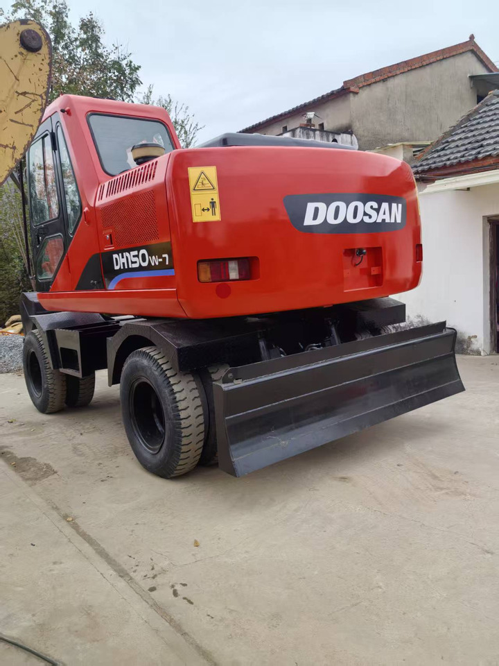 Doosan Used DH150W-7 wheeled excavator for sale at a low price. - Gumikerekes kotró: 2 kép. Doosan Used DH150W-7 wheeled excavator for sale at a low price. - Gumikerekes kotró: 2 kép.