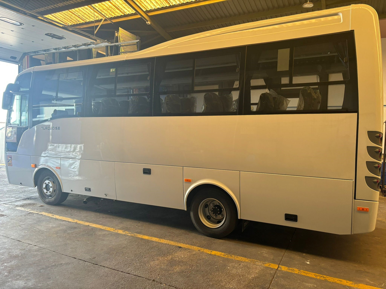 ISUZU TURQUOISE - Távolsági busz: 5 kép. ISUZU TURQUOISE - Távolsági busz: 5 kép.