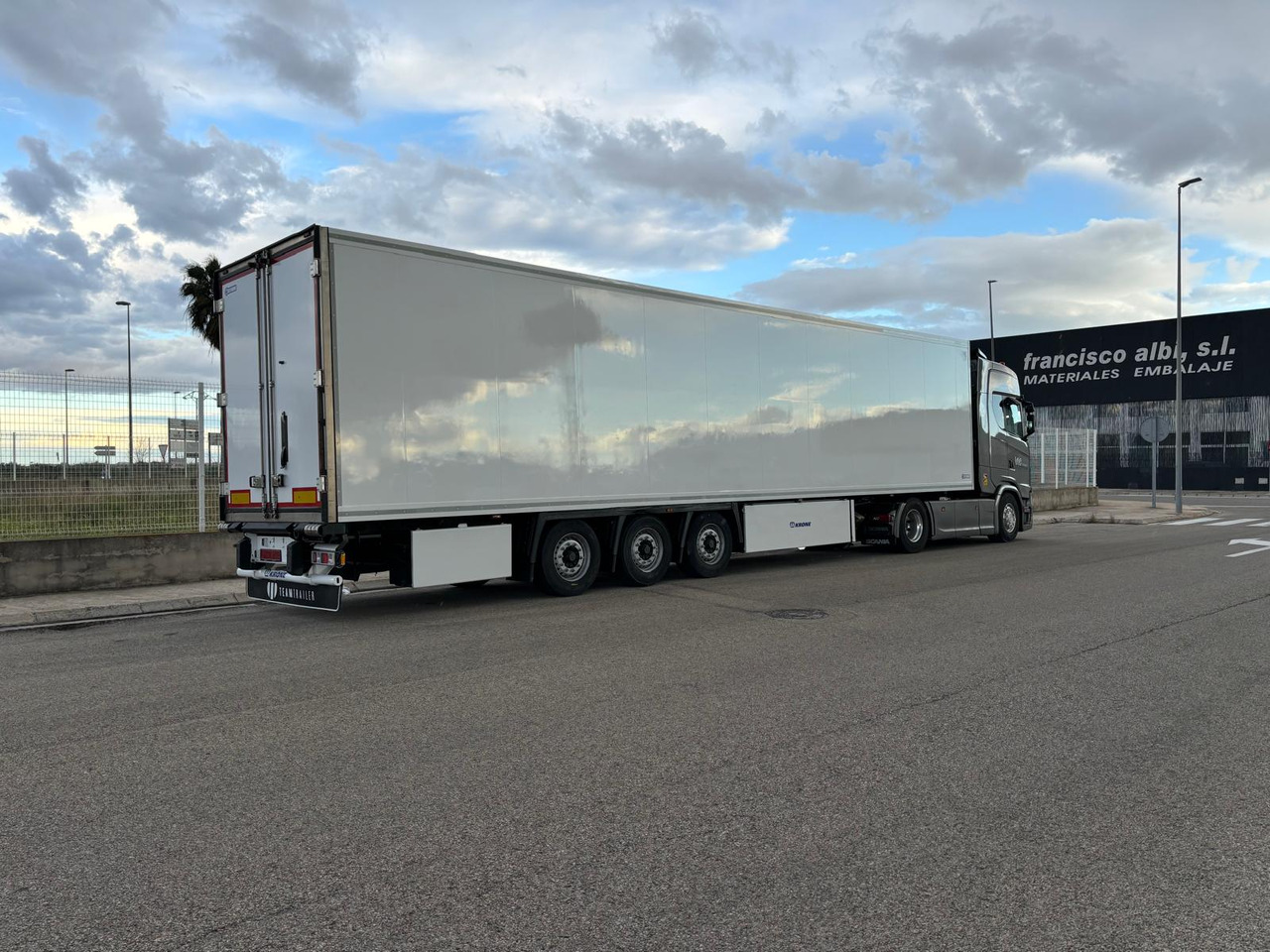 SCANIA S500 - Hűtős teherautó: 2 kép. SCANIA S500 - Hűtős teherautó: 2 kép.
