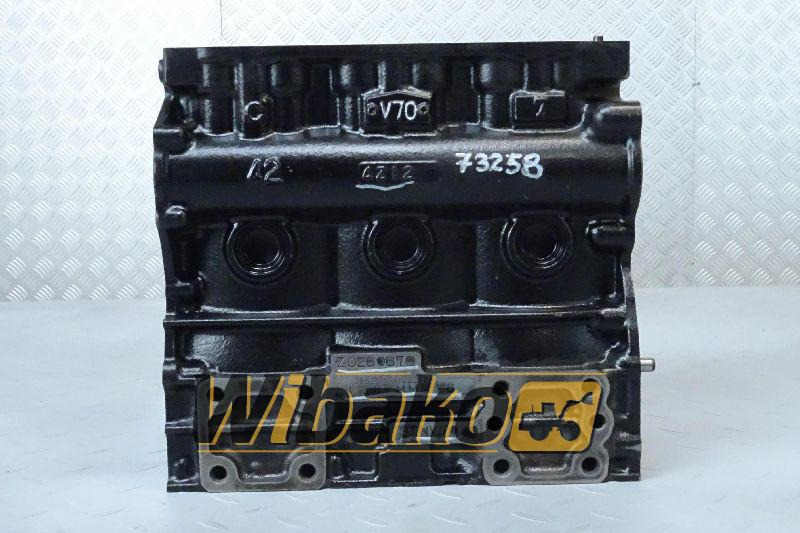 Crankcase for engine Yanmar 3TNV70 2652092 - Forgattyúsház - Építőipari gépek: 1 kép. Crankcase for engine Yanmar 3TNV70 2652092 - Forgattyúsház - Építőipari gépek: 1 kép.