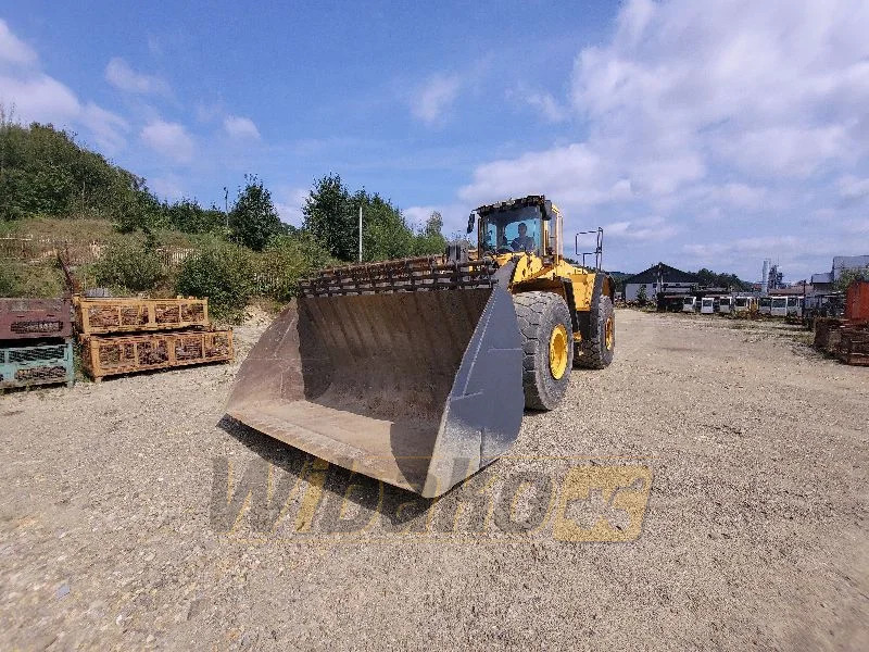 Volvo L220E - Gumikerekes homlokrakodó: 2 kép. Volvo L220E - Gumikerekes homlokrakodó: 2 kép.
