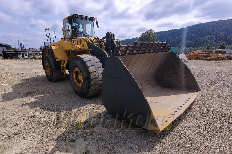 Volvo L220E - Gumikerekes homlokrakodó: 3 kép. Volvo L220E - Gumikerekes homlokrakodó: 3 kép.