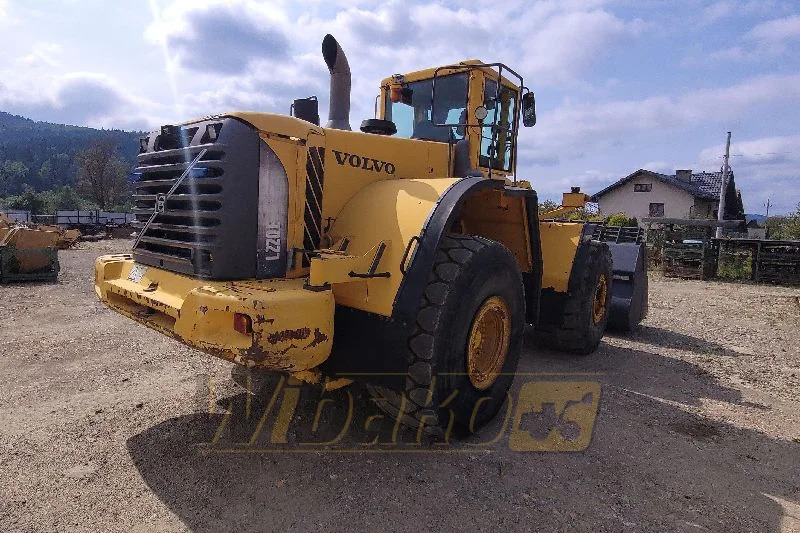 Volvo L220E - Gumikerekes homlokrakodó: 5 kép. Volvo L220E - Gumikerekes homlokrakodó: 5 kép.