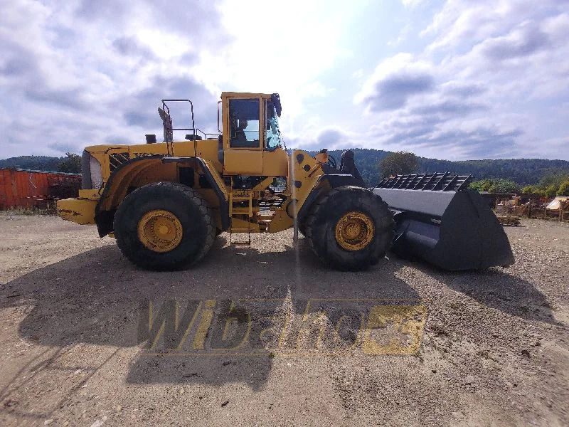 Volvo L220E - Gumikerekes homlokrakodó: 4 kép. Volvo L220E - Gumikerekes homlokrakodó: 4 kép.