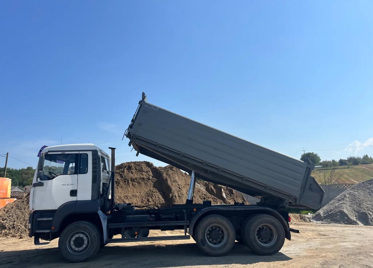MAN TGA 33.390 - Billenőplatós teherautó: 1 kép. MAN TGA 33.390 - Billenőplatós teherautó: 1 kép.