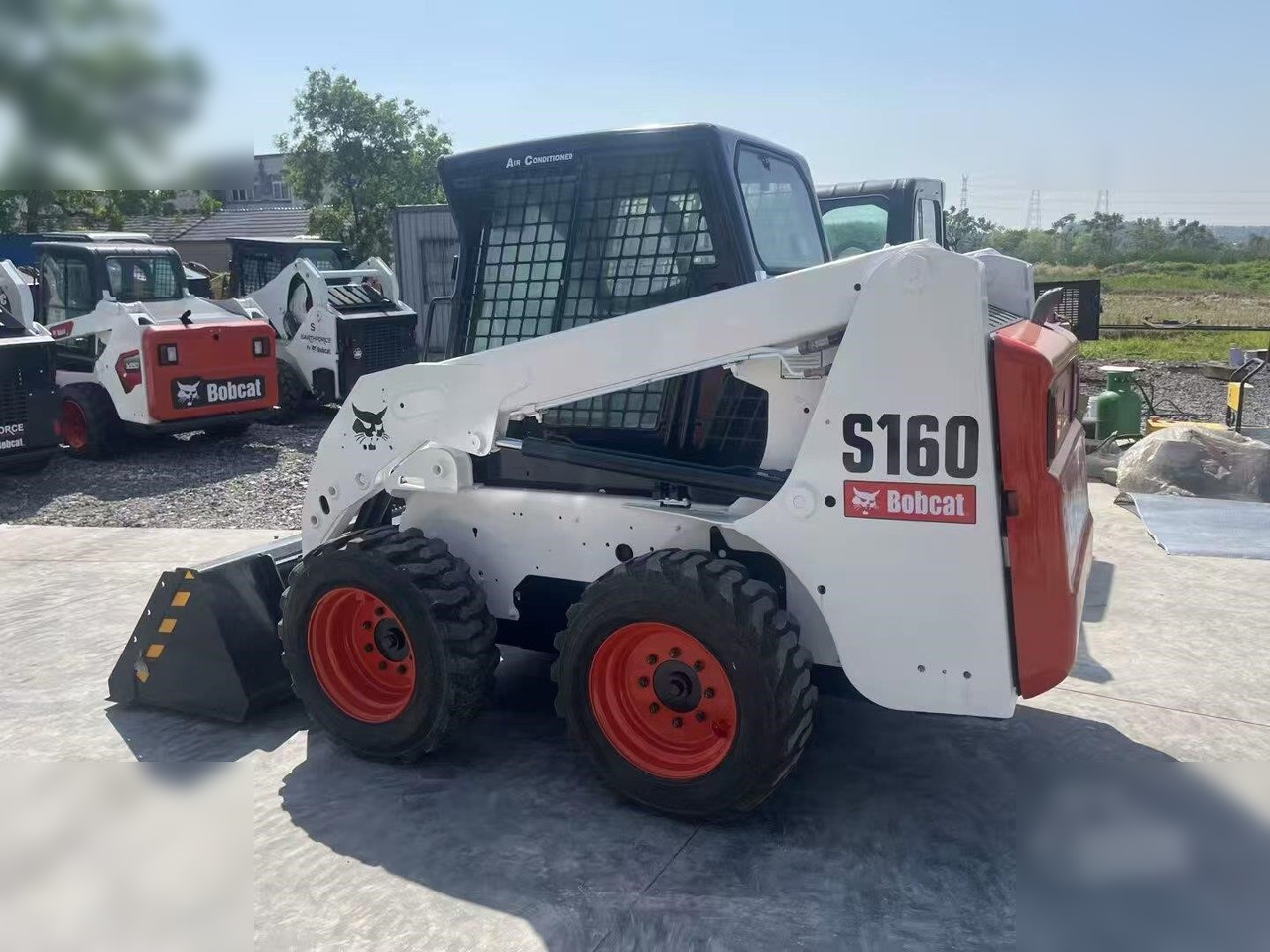 BOBCAT S160 - Mini homlokrakodó: 1 kép. BOBCAT S160 - Mini homlokrakodó: 1 kép.