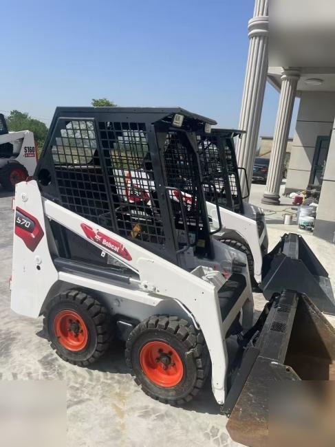 BOBCAT S70 - Mini homlokrakodó: 5 kép. BOBCAT S70 - Mini homlokrakodó: 5 kép.