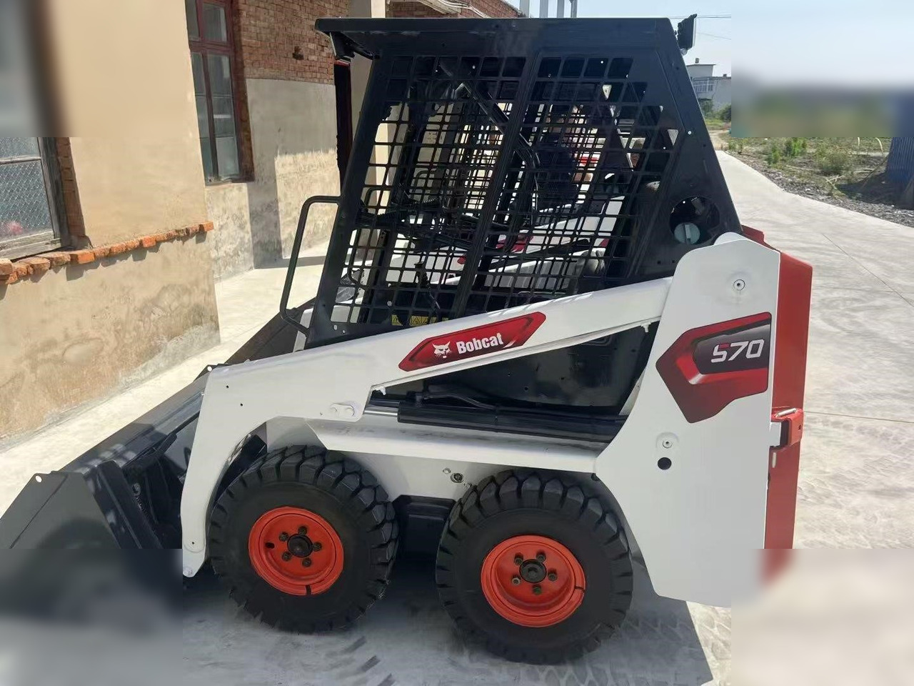 BOBCAT S70 - Mini homlokrakodó: 1 kép. BOBCAT S70 - Mini homlokrakodó: 1 kép.