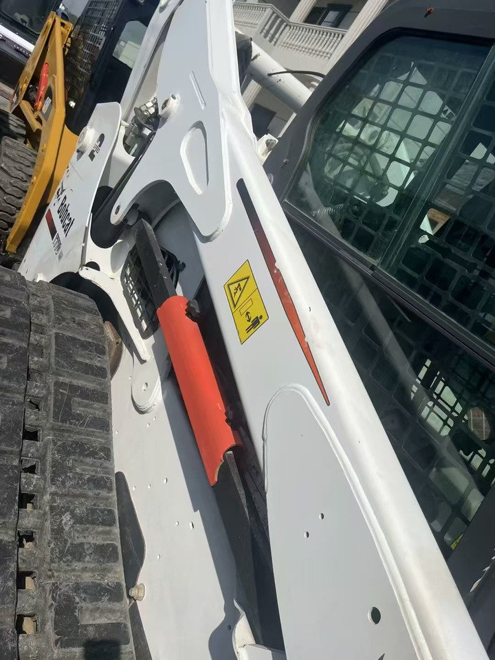 BOBCAT T770 - Ollós emelő: 2 kép. BOBCAT T770 - Ollós emelő: 2 kép.