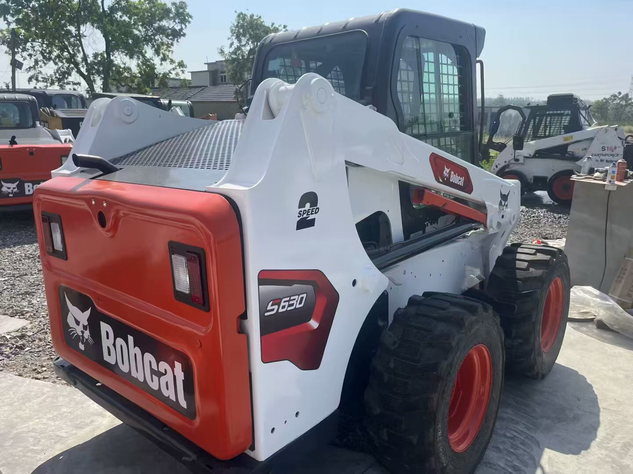BOBCAT s630 - Mini homlokrakodó: 4 kép. BOBCAT s630 - Mini homlokrakodó: 4 kép.