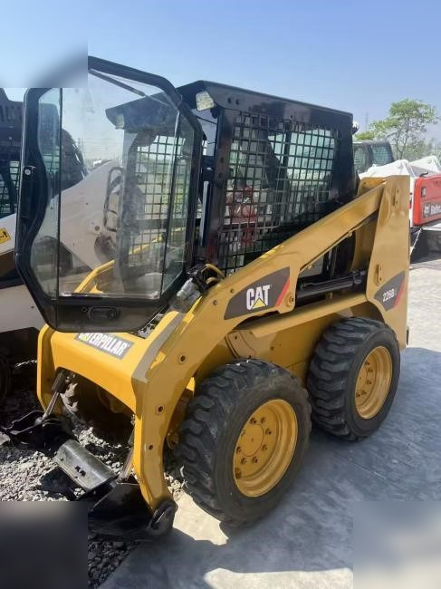 CATERPILLAR 226B3 - Mini homlokrakodó: 1 kép. CATERPILLAR 226B3 - Mini homlokrakodó: 1 kép.