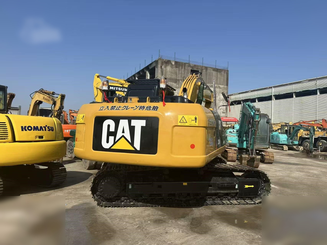 CATERPILLAR 320D2L - Lánctalpas kotró: 2 kép. CATERPILLAR 320D2L - Lánctalpas kotró: 2 kép.
