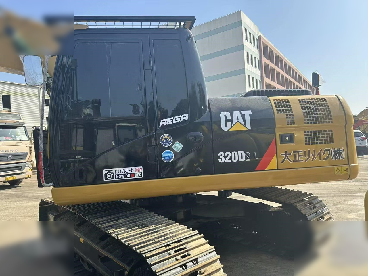 CATERPILLAR 320D2L - Lánctalpas kotró: 5 kép. CATERPILLAR 320D2L - Lánctalpas kotró: 5 kép.