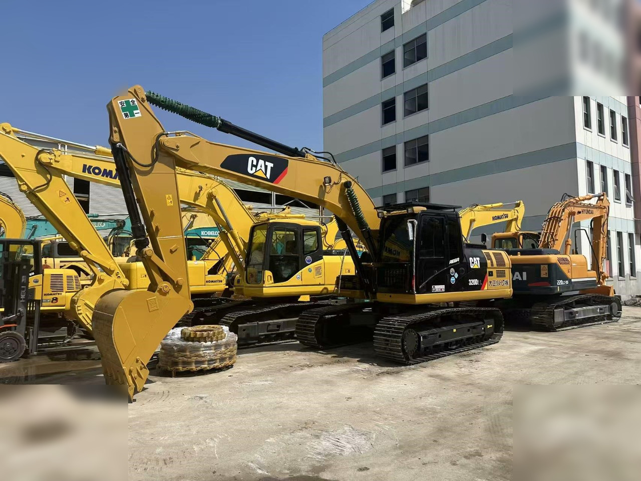 CATERPILLAR 320D2L - Lánctalpas kotró: 4 kép. CATERPILLAR 320D2L - Lánctalpas kotró: 4 kép.