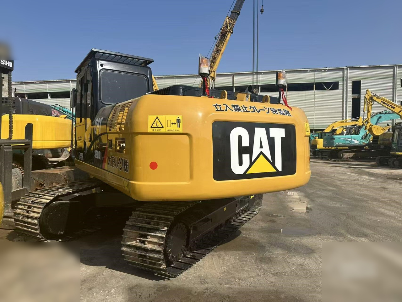 CATERPILLAR 320D2L - Lánctalpas kotró: 3 kép. CATERPILLAR 320D2L - Lánctalpas kotró: 3 kép.
