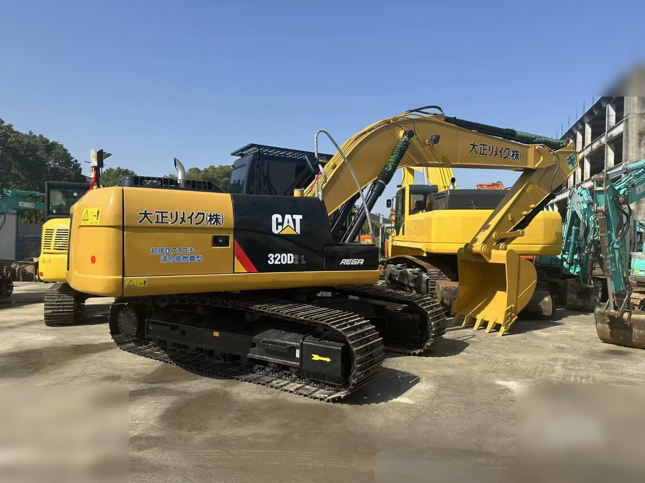 CATERPILLAR 320D2L - Lánctalpas kotró: 1 kép. CATERPILLAR 320D2L - Lánctalpas kotró: 1 kép.
