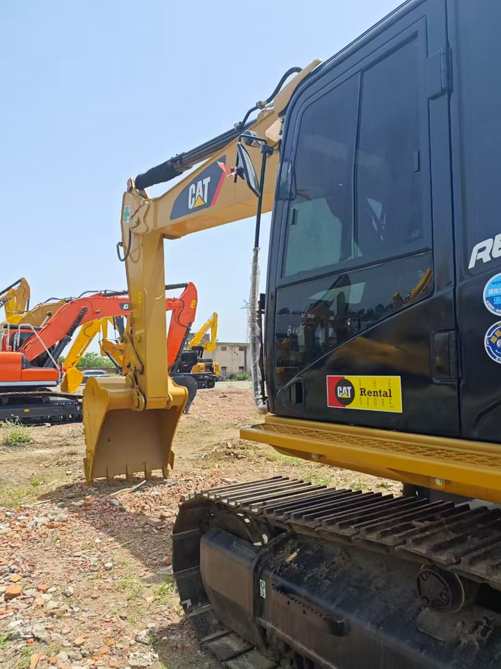 CATERPILLAR 329D - Lánctalpas kotró: 2 kép. CATERPILLAR 329D - Lánctalpas kotró: 2 kép.