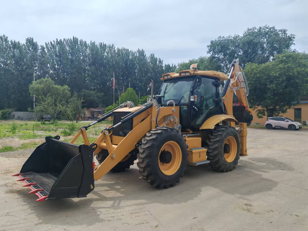 CATERPILLAR 4CX - Gumikerekes kotró: 5 kép. CATERPILLAR 4CX - Gumikerekes kotró: 5 kép.