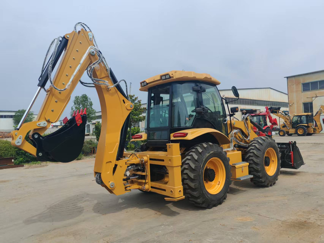 CATERPILLAR 4CX - Gumikerekes kotró: 4 kép. CATERPILLAR 4CX - Gumikerekes kotró: 4 kép.