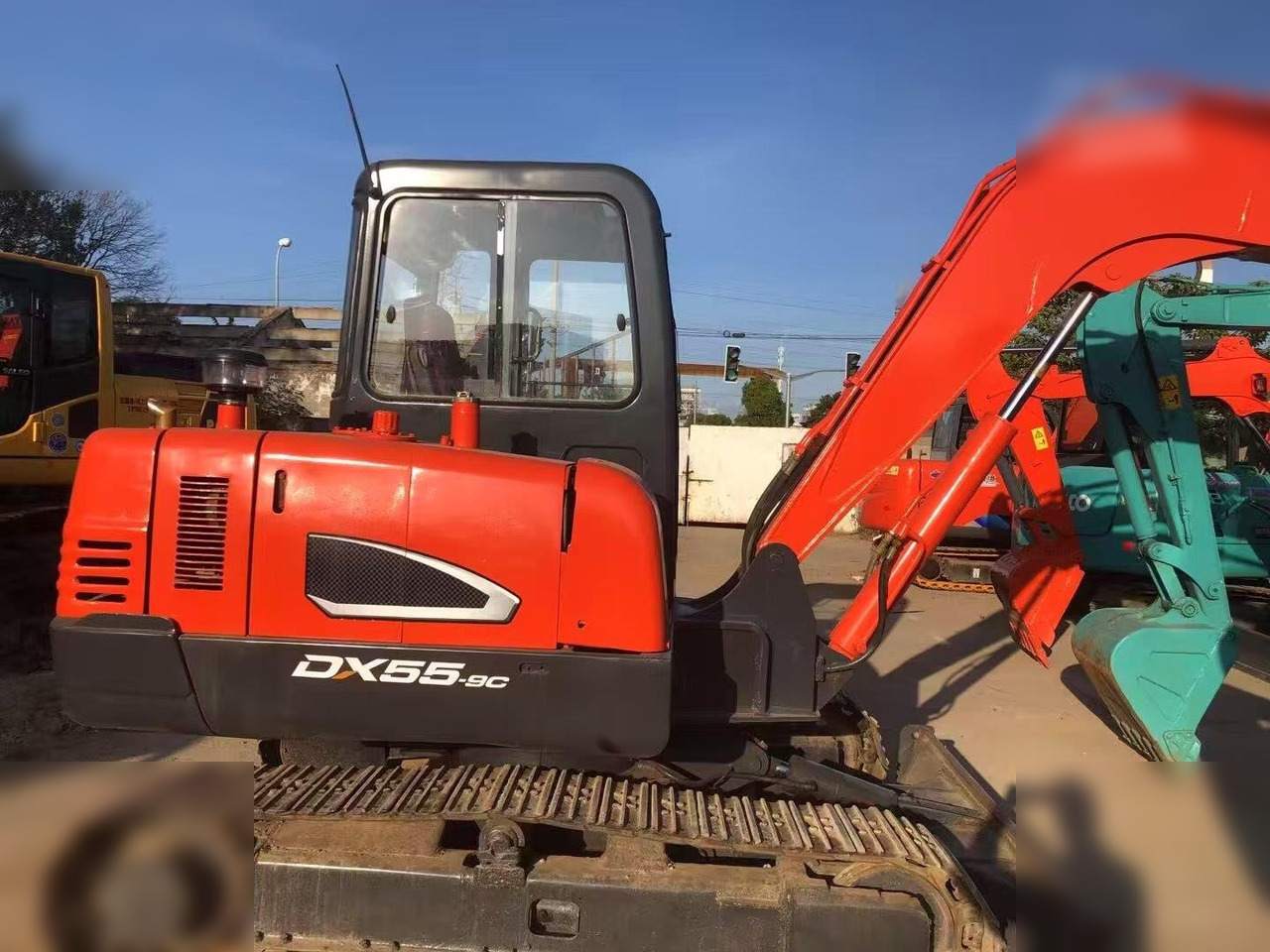DOOSAN DH55-V - Minikotró: 2 kép. DOOSAN DH55-V - Minikotró: 2 kép.