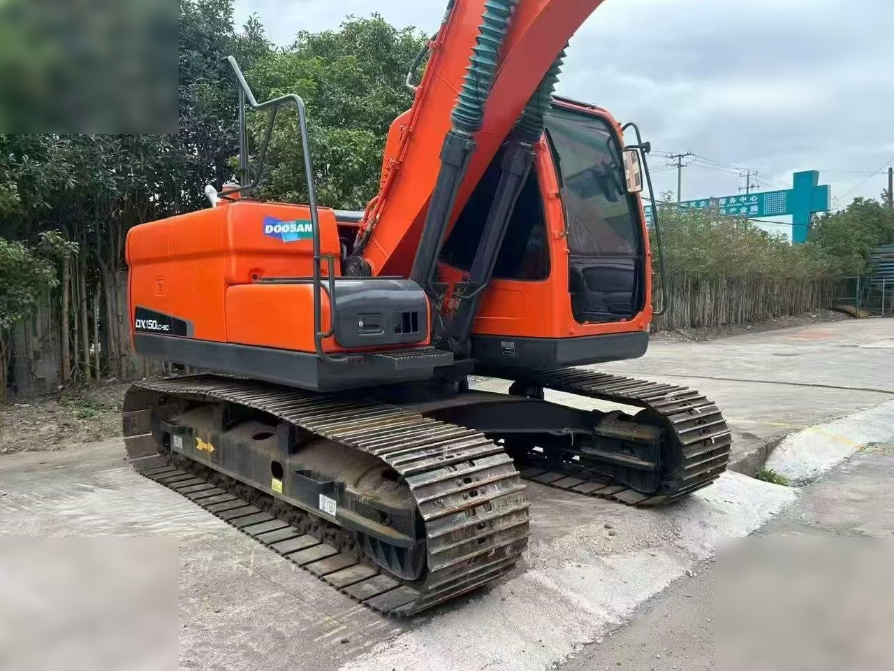 DOOSAN DX150W-9C - Gumikerekes kotró: 1 kép. DOOSAN DX150W-9C - Gumikerekes kotró: 1 kép.