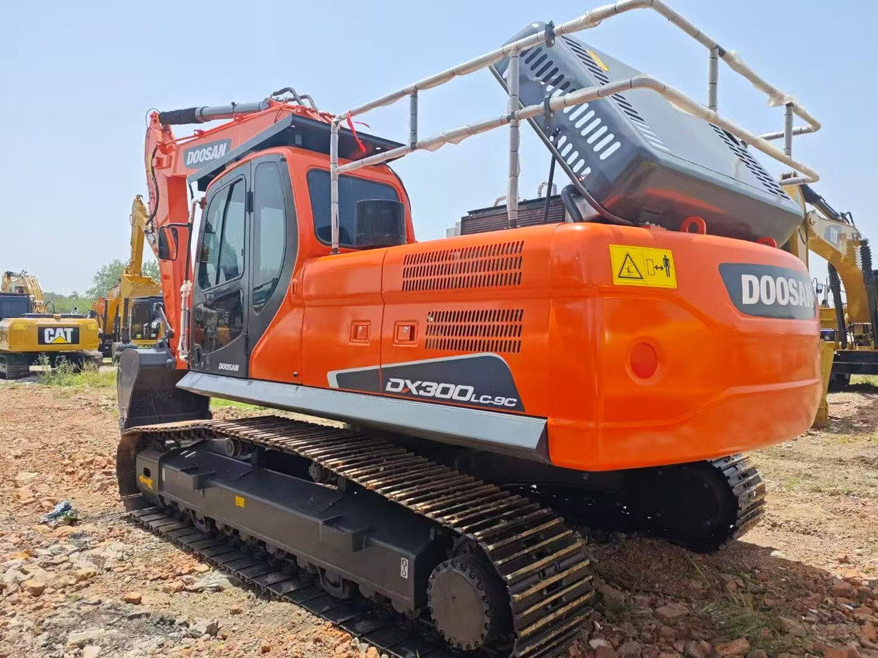 DOOSAN DX300 - Lánctalpas kotró: 4 kép. DOOSAN DX300 - Lánctalpas kotró: 4 kép.