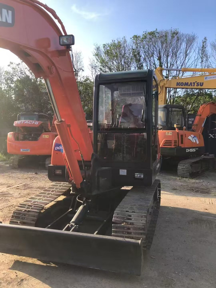 DOOSAN DX55-9C - Lánctalpas kotró: 3 kép. DOOSAN DX55-9C - Lánctalpas kotró: 3 kép.