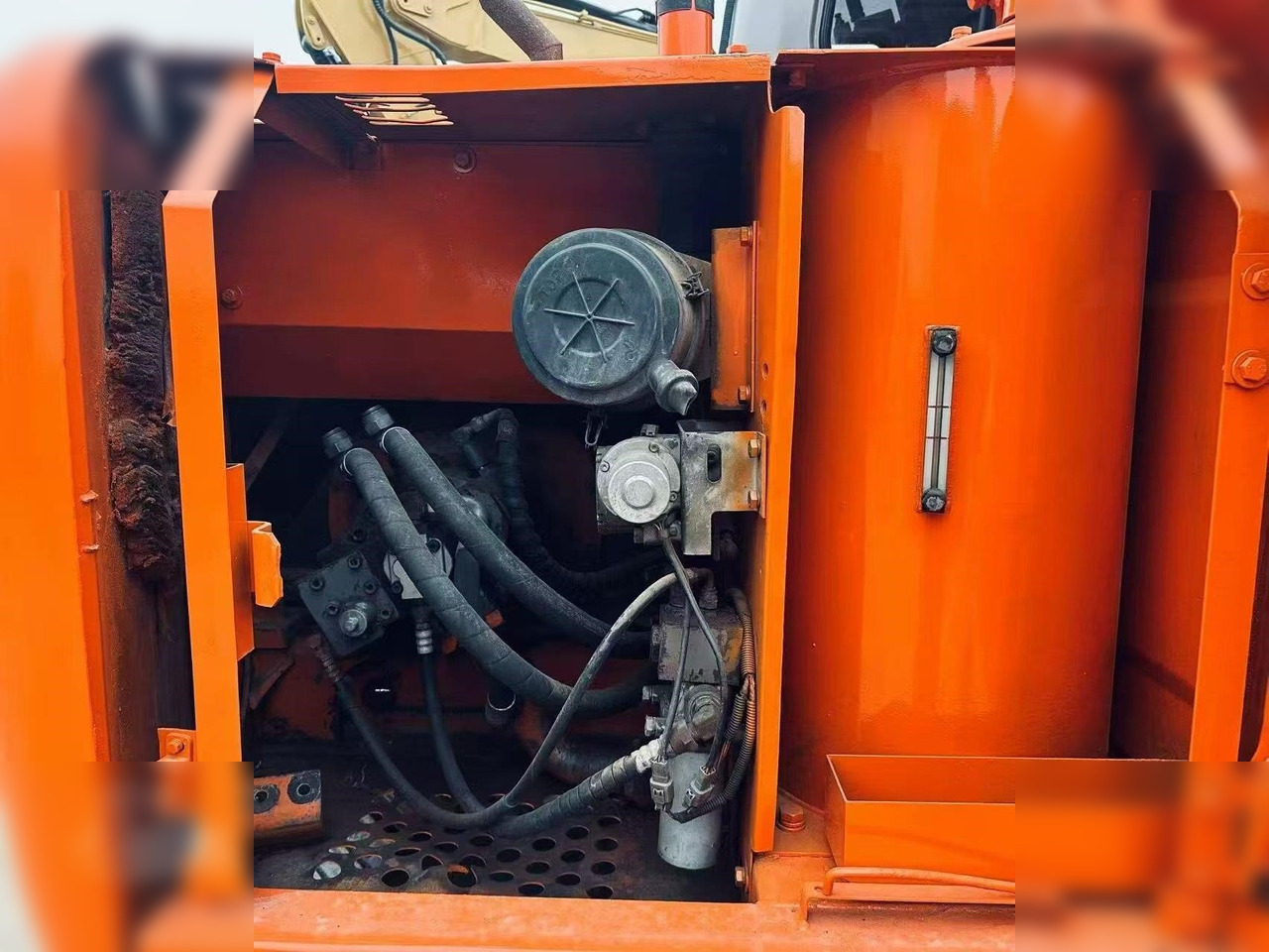 HITACHI EX60-5 - Lánctalpas kotró: 5 kép. HITACHI EX60-5 - Lánctalpas kotró: 5 kép.