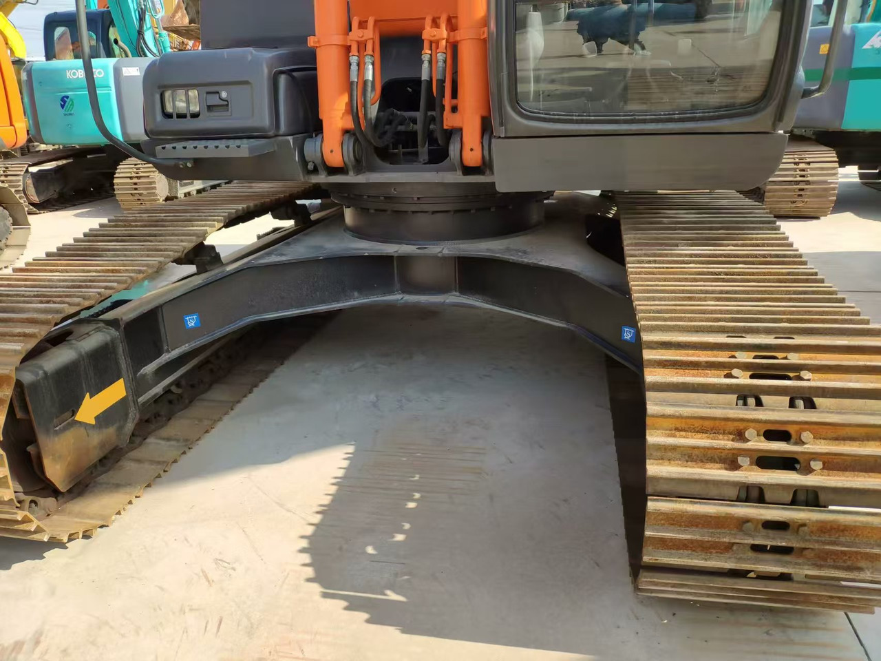 HITACHI ZX120 - Lánctalpas kotró: 3 kép. HITACHI ZX120 - Lánctalpas kotró: 3 kép.