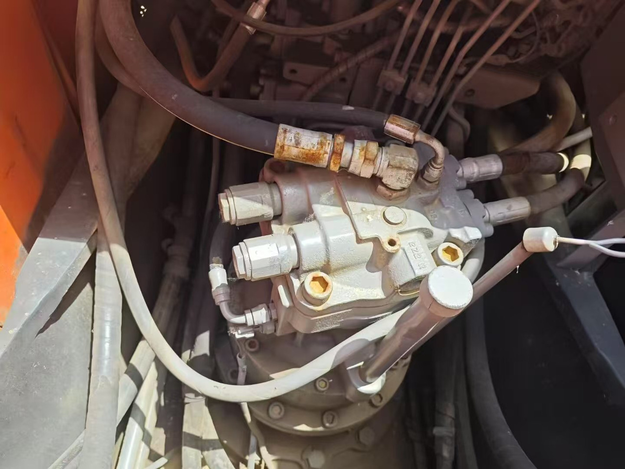 Lánctalpas kotró HITACHI ZX160: 8 kép. Lánctalpas kotró HITACHI ZX160: 8 kép.