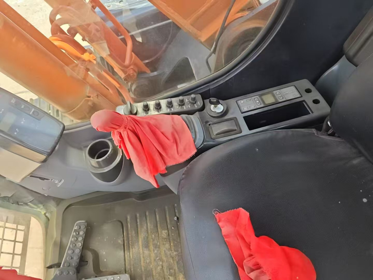 Lánctalpas kotró HITACHI ZX160: 11 kép. Lánctalpas kotró HITACHI ZX160: 11 kép.