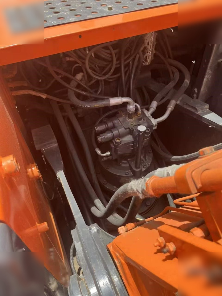 HITACHI ZX200 - Lánctalpas kotró: 4 kép. HITACHI ZX200 - Lánctalpas kotró: 4 kép.