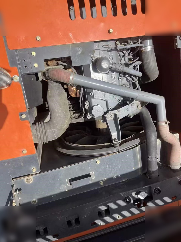 HITACHI ZX200 - Lánctalpas kotró: 3 kép. HITACHI ZX200 - Lánctalpas kotró: 3 kép.