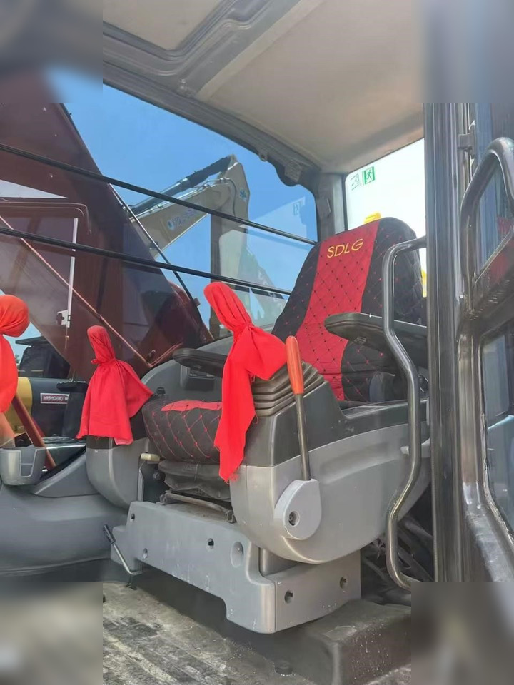 HITACHI ZX200 - Lánctalpas kotró: 2 kép. HITACHI ZX200 - Lánctalpas kotró: 2 kép.