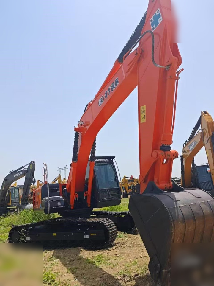 HITACHI ZX240 - Lánctalpas kotró: 2 kép. HITACHI ZX240 - Lánctalpas kotró: 2 kép.