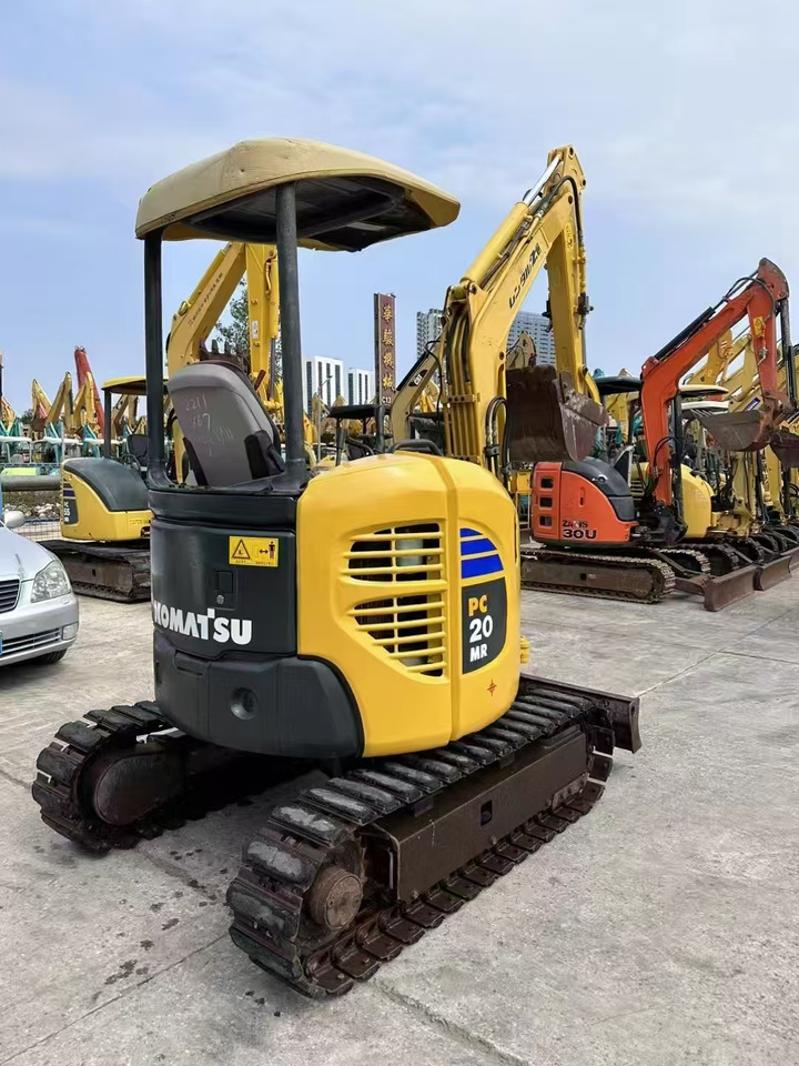 KOMATSU 2-ton - Minikotró: 4 kép. KOMATSU 2-ton - Minikotró: 4 kép.