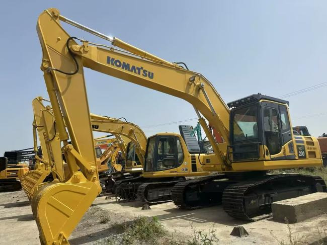 KOMATSU 200-8 - Gumikerekes kotró: 2 kép. KOMATSU 200-8 - Gumikerekes kotró: 2 kép.