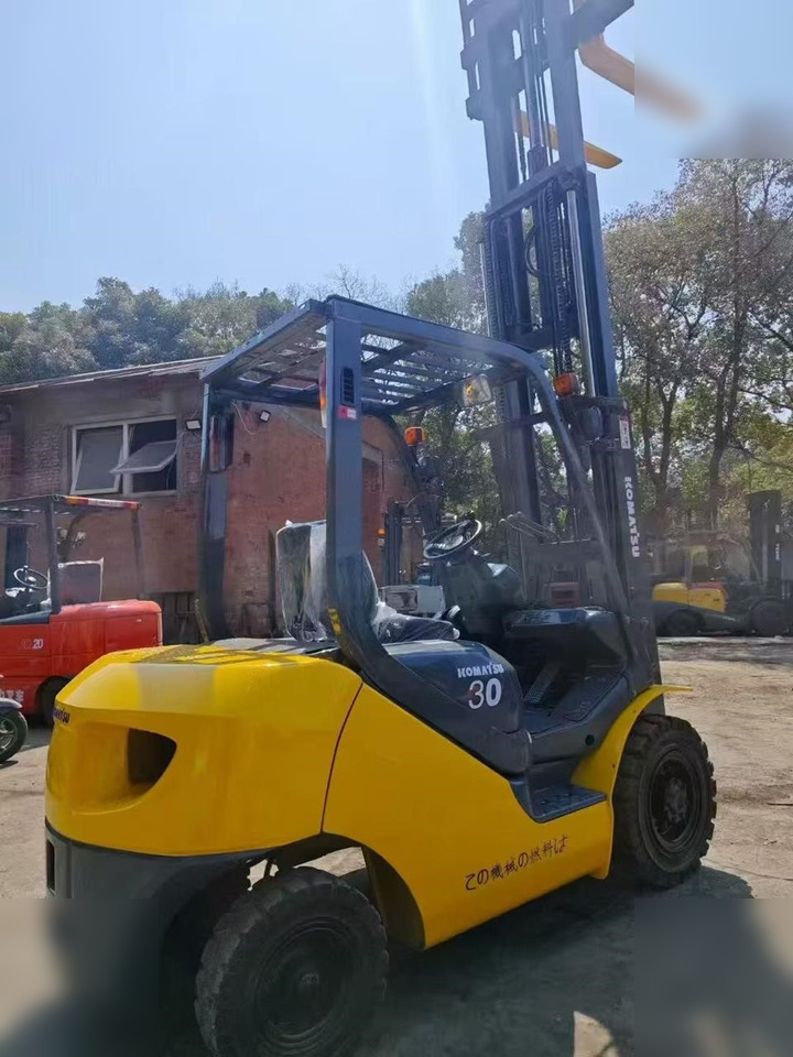 KOMATSU FD30-7 - Gázüzemű targonca: 4 kép. KOMATSU FD30-7 - Gázüzemű targonca: 4 kép.