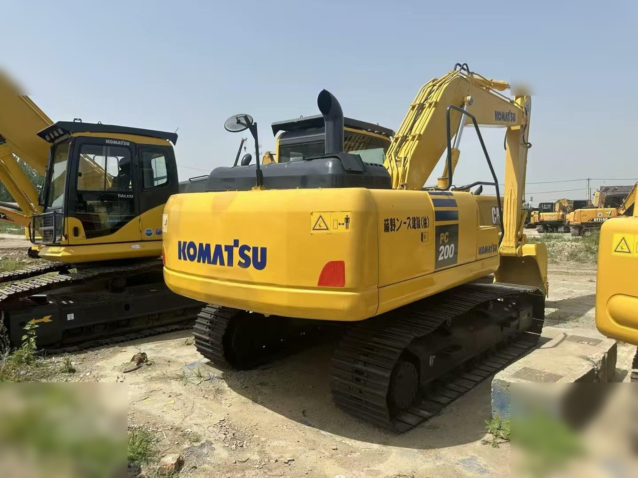KOMATSU PC200-8 - Lánctalpas kotró: 2 kép. KOMATSU PC200-8 - Lánctalpas kotró: 2 kép.