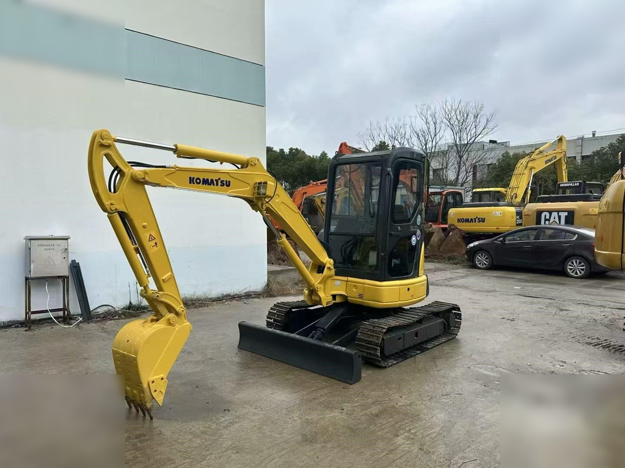 KOMATSU PC35MR - Minikotró: 4 kép. KOMATSU PC35MR - Minikotró: 4 kép.